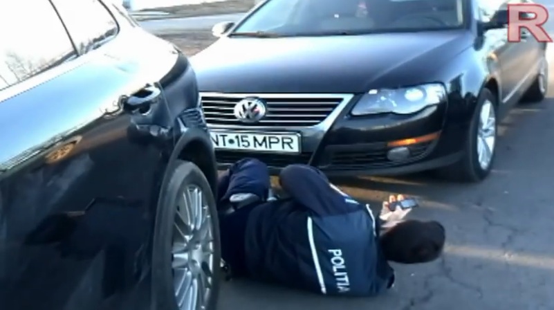 Cazut la pamant, politistul cheama o ambulanta pentru ingrijiri medicale