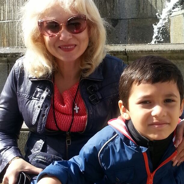 Luminita, alaturi de fiul sau cel mic, Mario