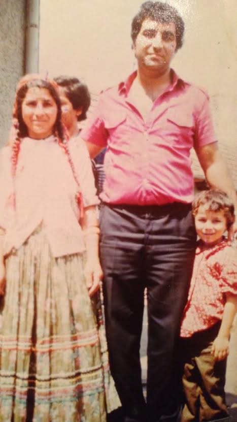 Daniel alaturi de tatal si de bunica sa in 1984