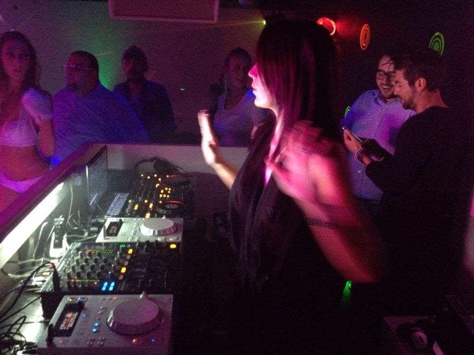 Dj-ita si-a creat singura rochia pentru show-ul de luni din Italia