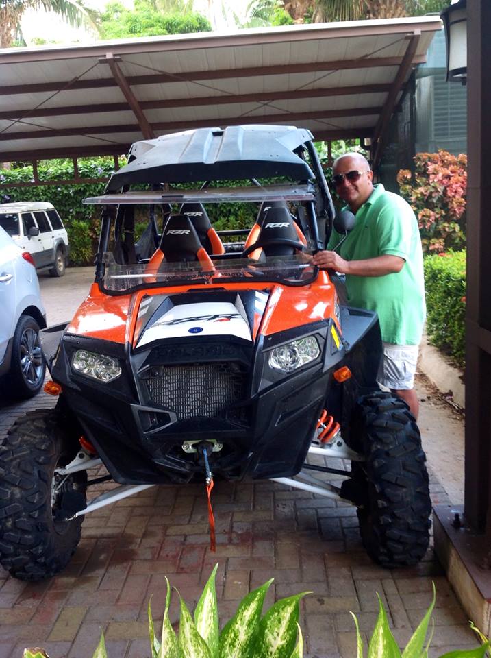 Artistul s-a pozat cu unul dintre ATV-urile din statiune