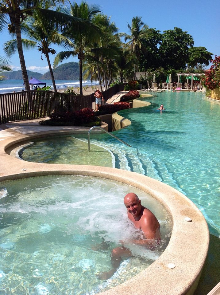 Cu greu se poate abtine actorul sa nu se strambe in fotografii