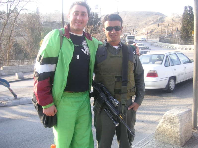 Barbatul de 35 de ani a fost dezbracat pana la chiloti de politia israeliana