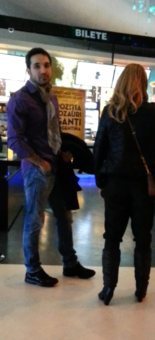 Tanarul afacerist le-a facut sa rada cu pofta pe cele doua domnisoare