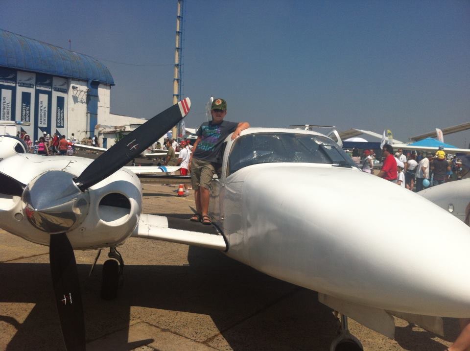 Pilotul ne-a spus ca nu a plecat din tara, deoarece vroia sa fie alaturi de fiul sau, Albert