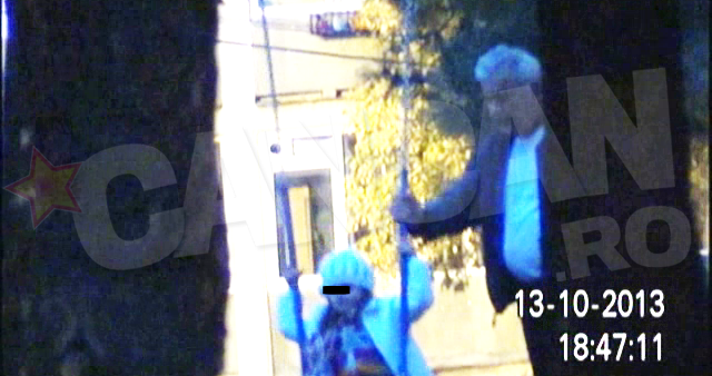 Dan Mircea Cazacu impreuna cu nepoata lui, in parc