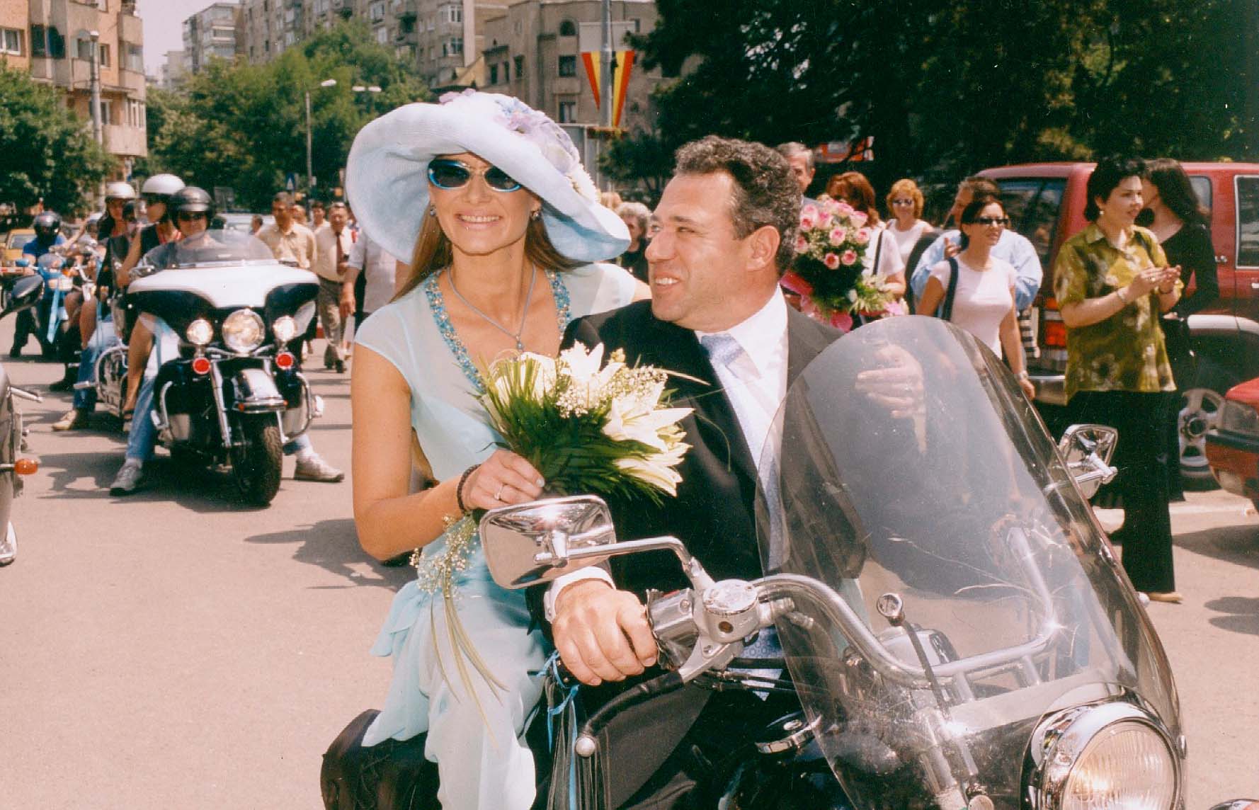 Adrian si Romanita au plecat cu motocicleta de la nunta
