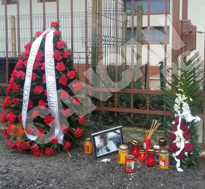 Aceasta este coroana de flori depusa de Primaria Otopeni la resedinta lui Iovan