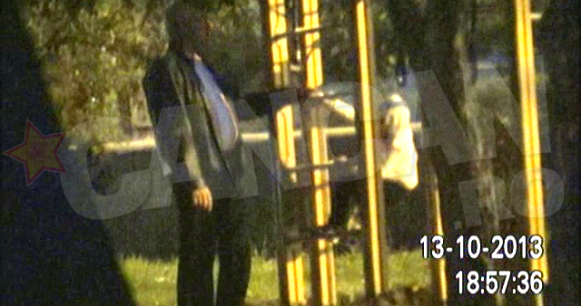 Cei doi se joaca impreuna in parc, semn ca cea mica este rasfata familiei