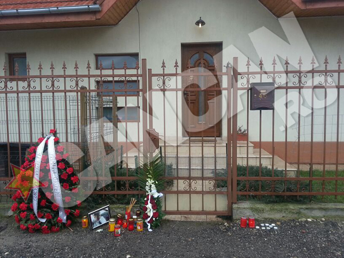 Vecinii au aprins mai multe lumanari la gardul vilei lui Iovan