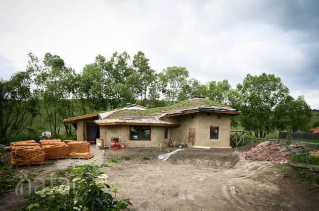 Desi facute din materiale neconventionale, casele eco sunt foarte cochete foto: casedinbalotidepaie.ro