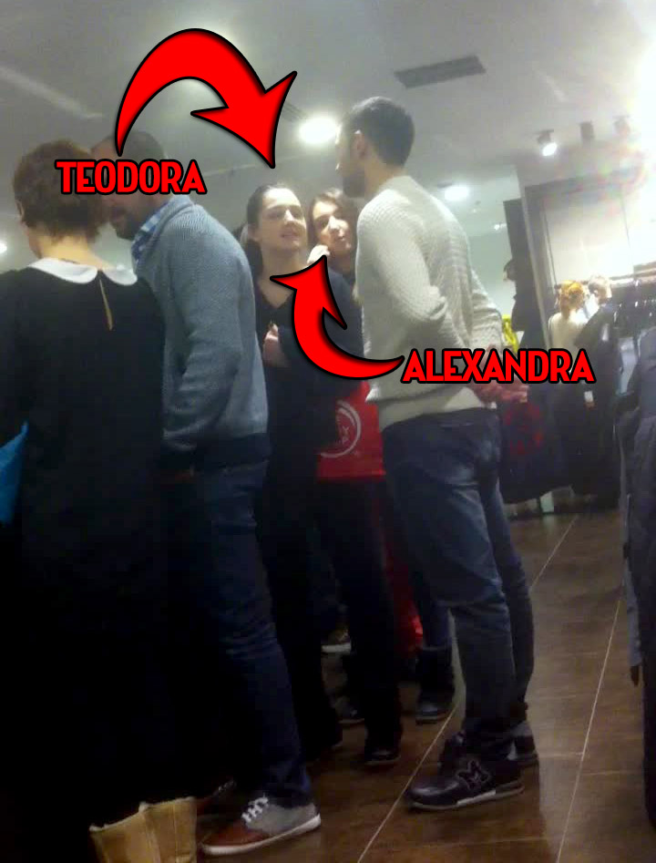 Cei trei s-au asezat la coada pentru a plati hainele