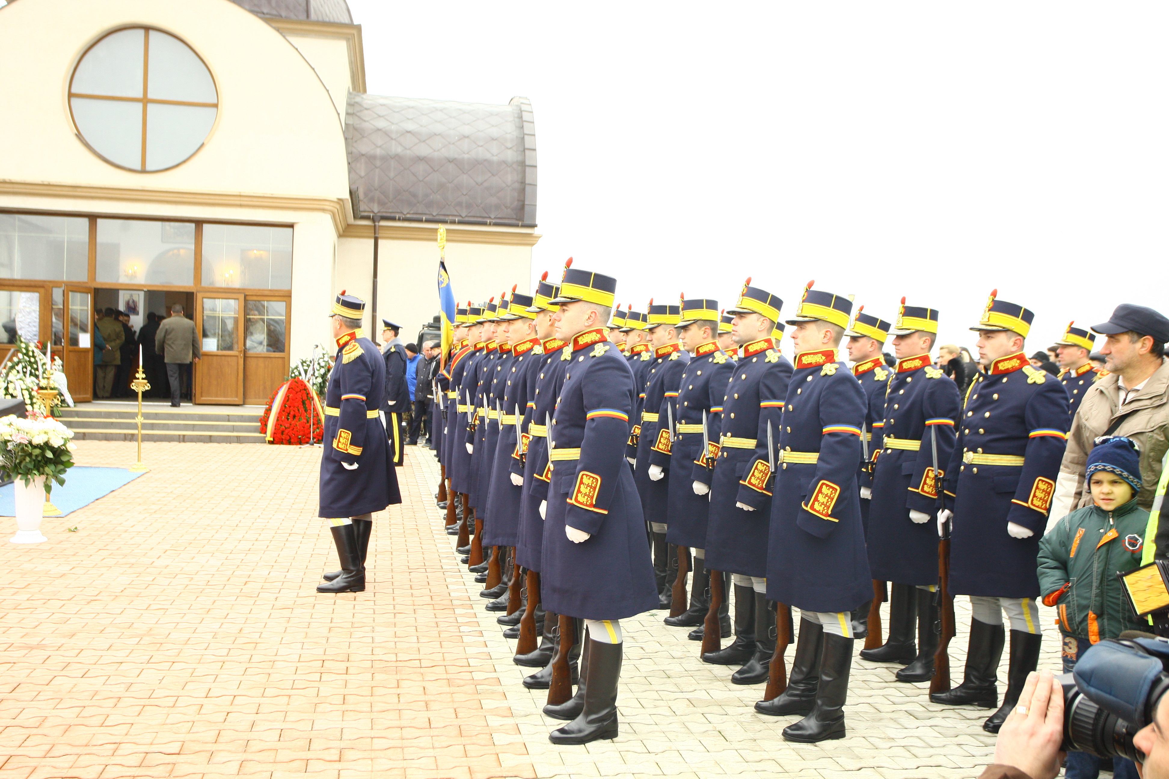 La funeralii a fost prezenta si garda de onoare