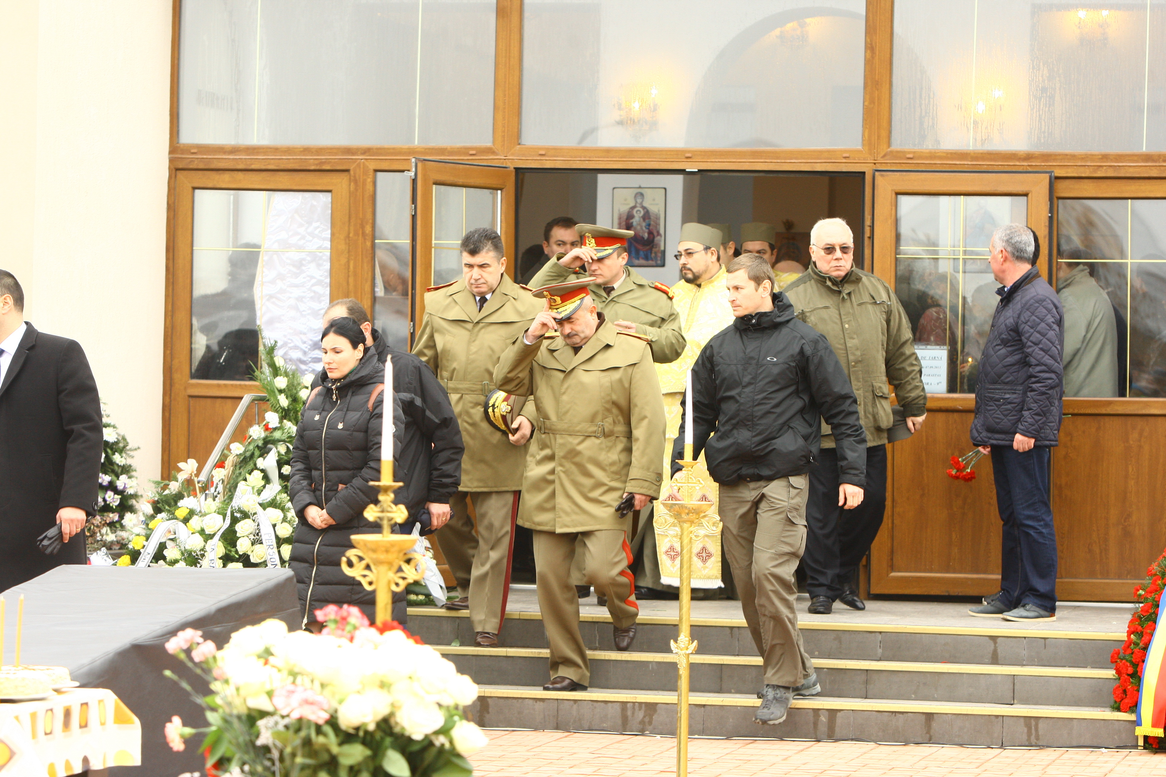 Mai multi sefi din cadrul MApN au venit sa aduca omagii rezidentei