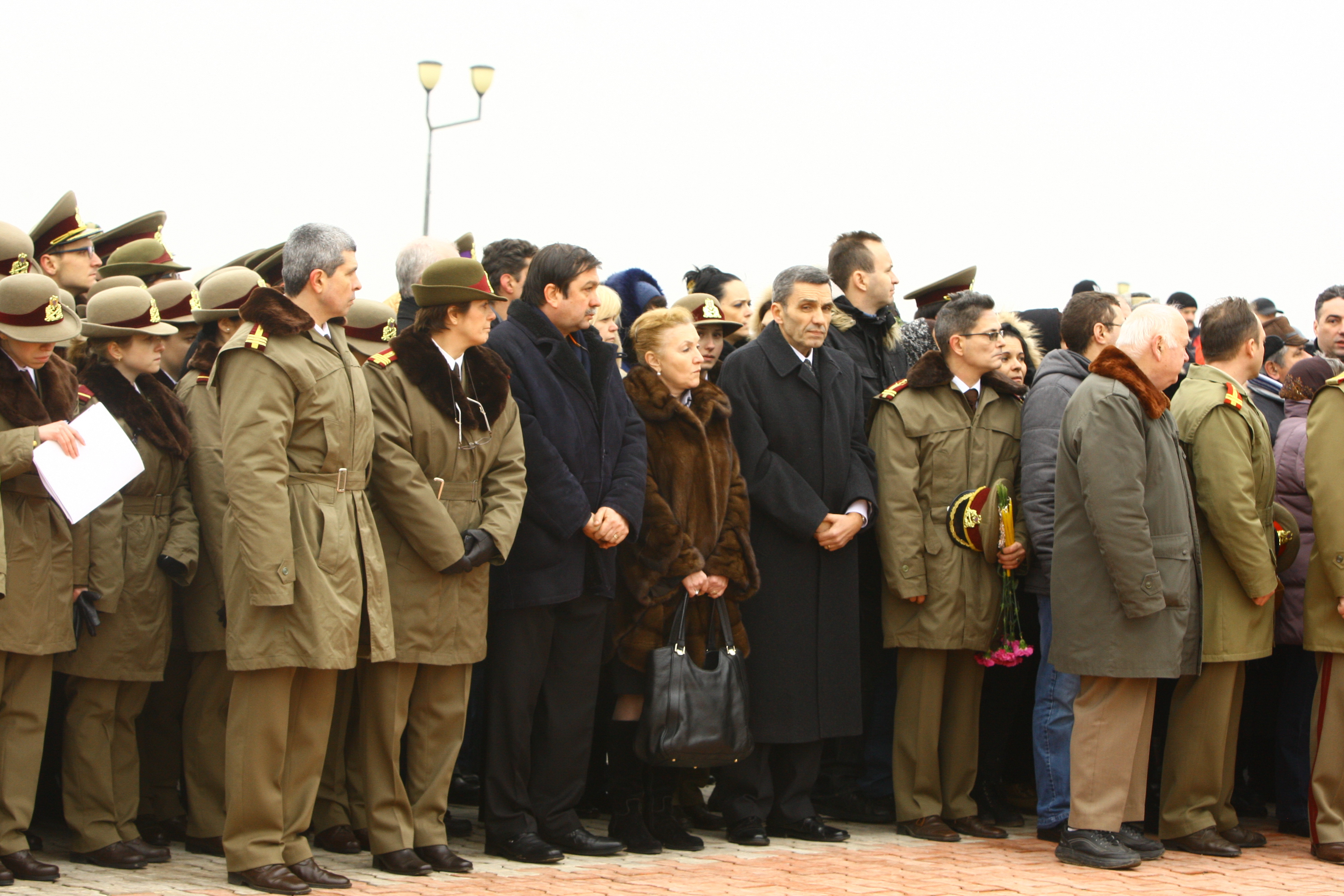 Una dintre colegele Aureliei Ions e abtine cu greu sa nu planga