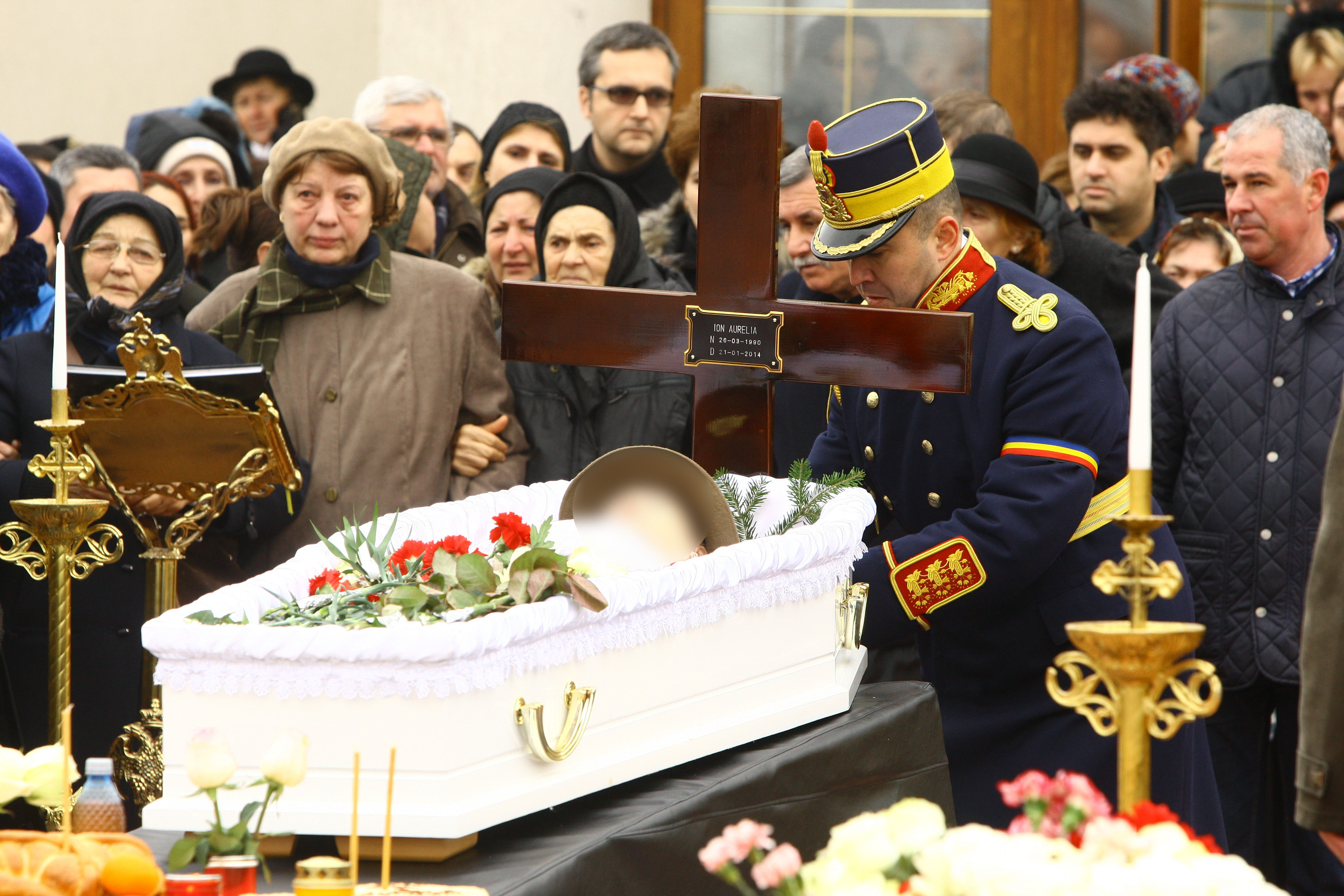 Aurelia a fost inmormantata in costum militar