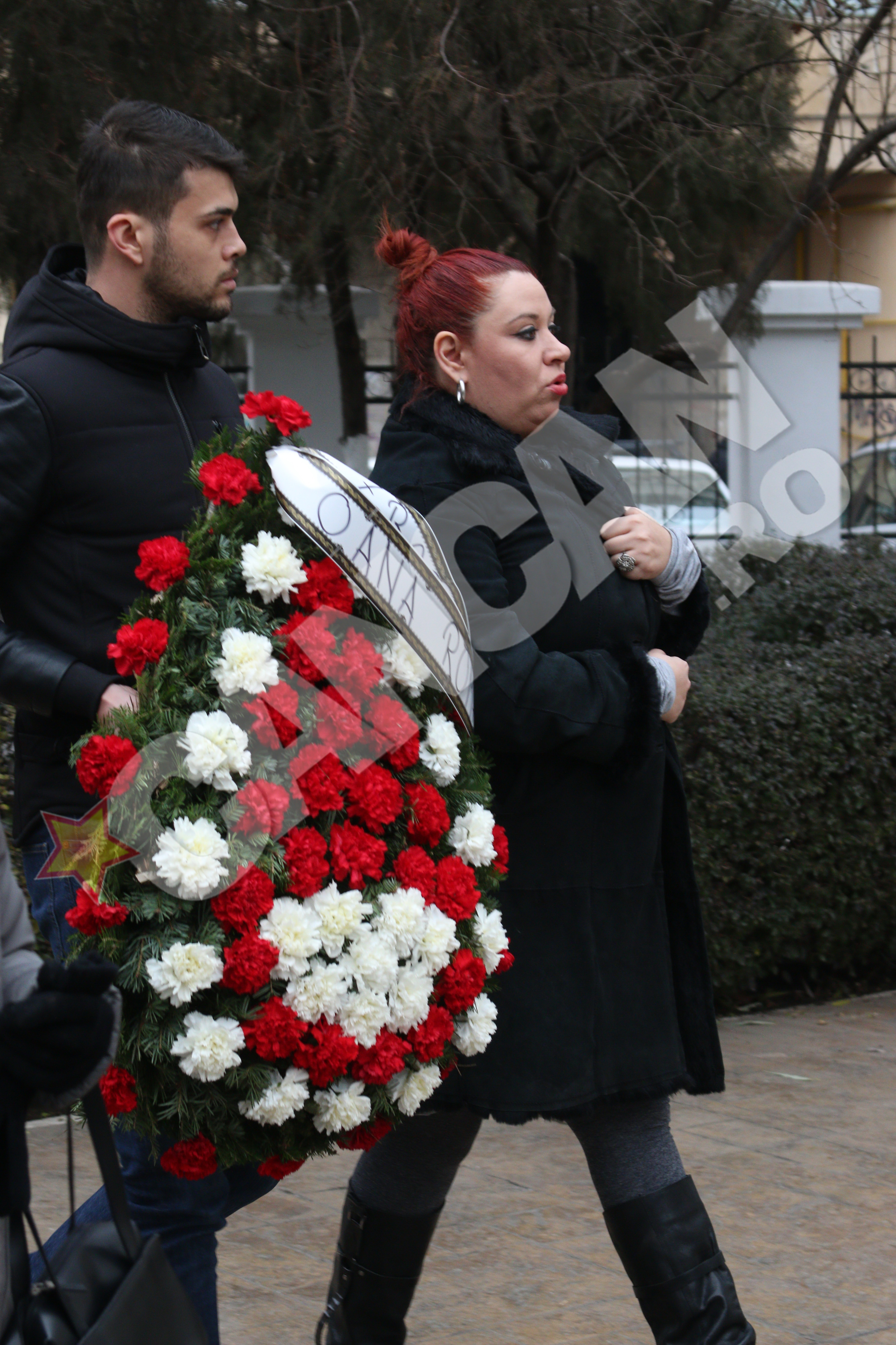 Oana Roman si sotul ei, Mihai, au adus o coroana la biserica unde este depus Adrian Iovan