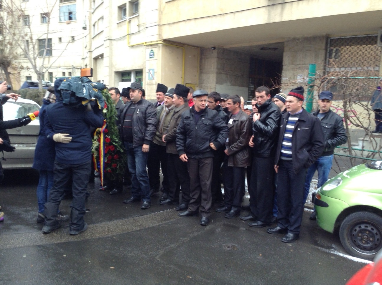 Salvatorii accidentului aviatic din Apuseni au venit la inmormantarea lui Adrian Iovan