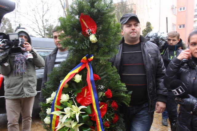 Cei care l-au cunoscut pe pilot au adus un ultim omagiu chiar inainte de a fi ingropat