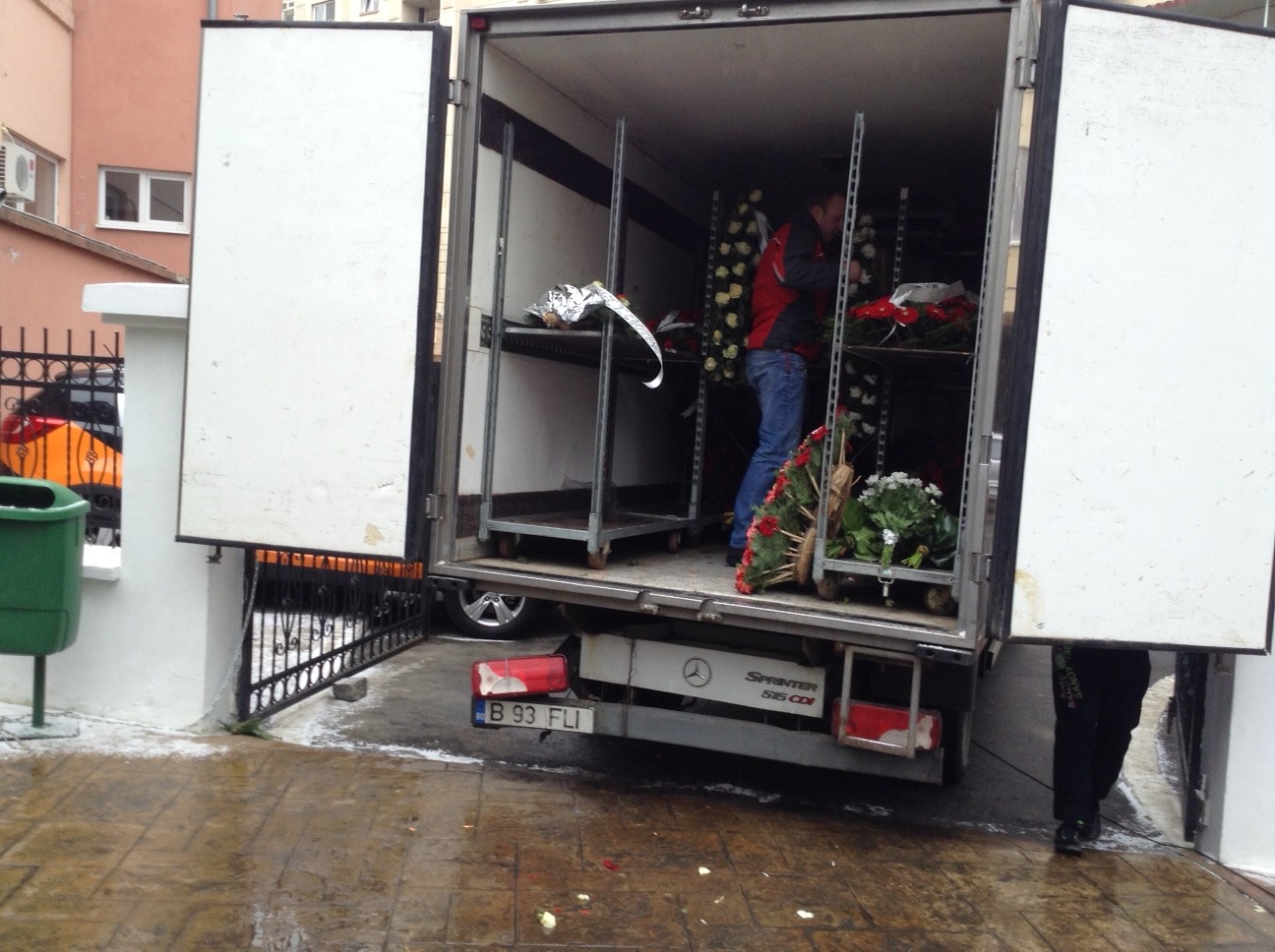 Un camion de flori va pleca in spatele masinii funerare