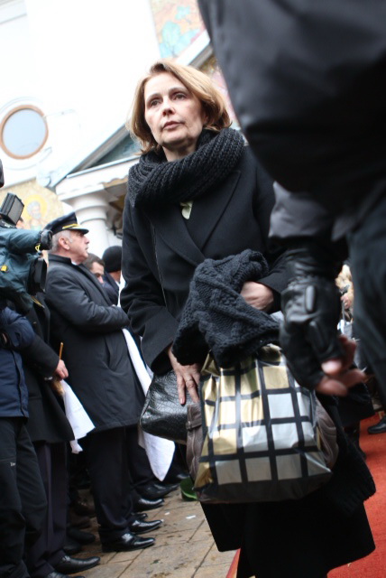 Vali Iovan, prima sotie a pilotului, s-a abtinut cu greu sa nu planga