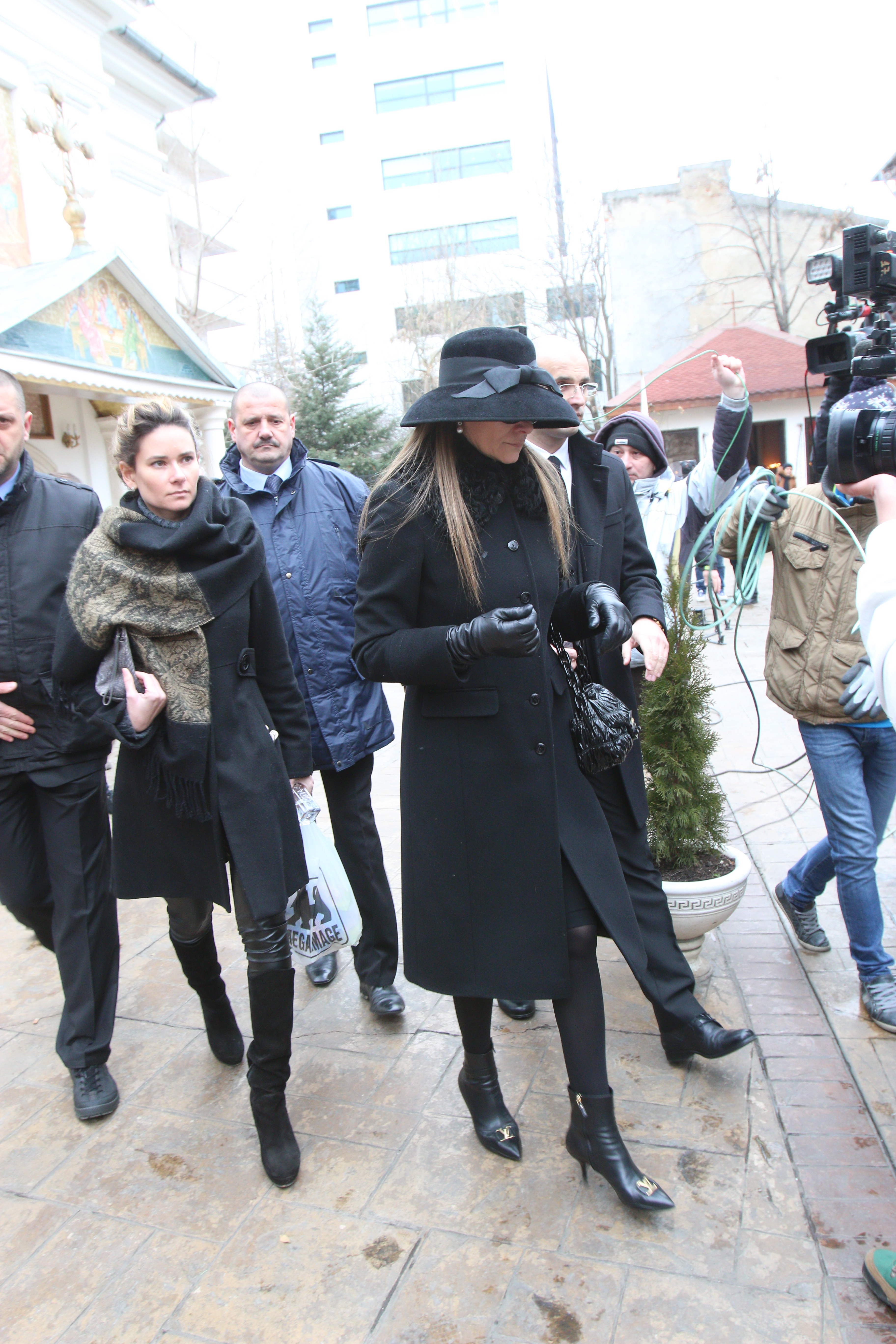 La priveghi, Romanita Iovan a venit intr-o pereche de ghetute Louis Vuitton