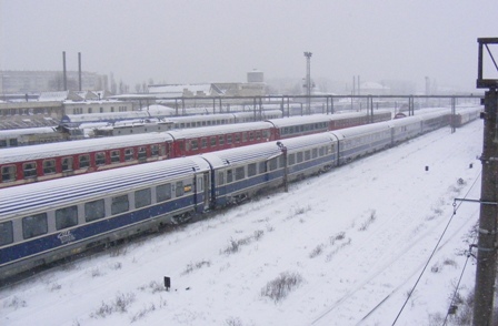 Trenurile inzapezite sunt tractate de o locomotiva diesel