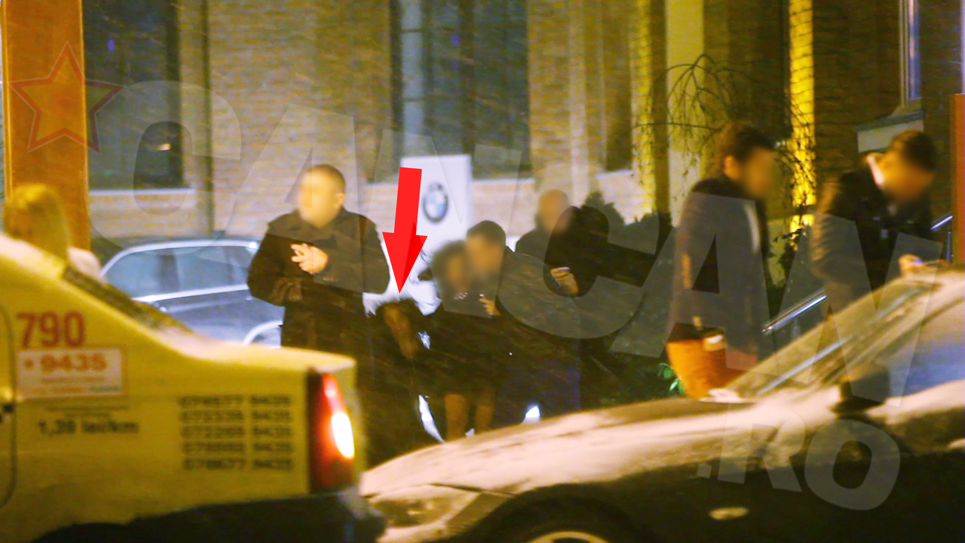 Paharul din mana tinerei s-a facut praf in cazatura, din fericire se pare ca ea nu s-a ranit in cioburile rezultate