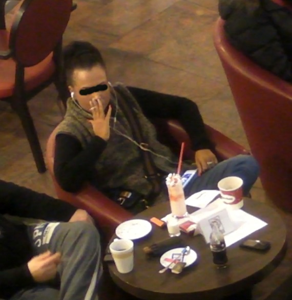 Tanara trage cu sete dintr-o tigare in timp ce tatal sau vorbea cu Serghei Mizil