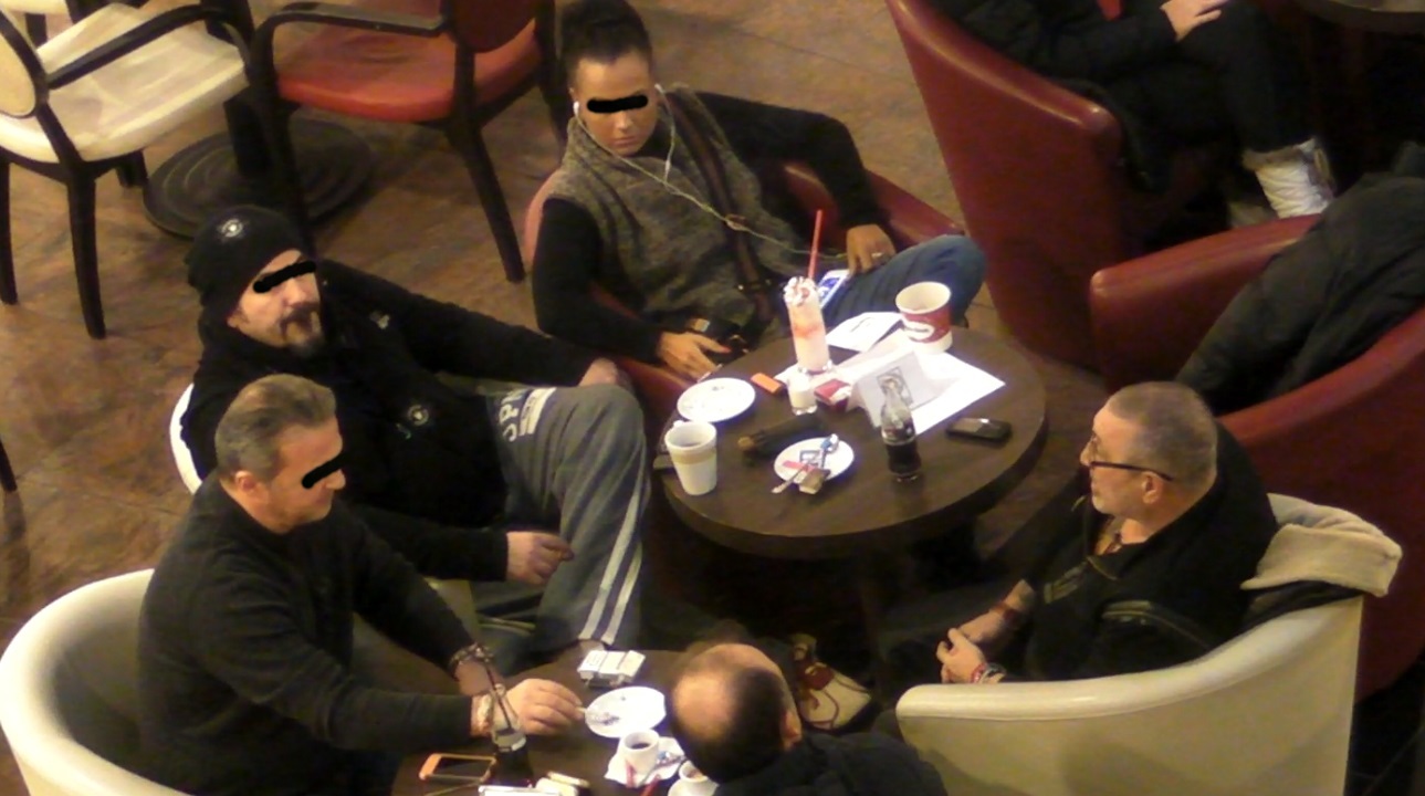 Studenta parea mai mult interesata de telefon decat de discutiile de la masa