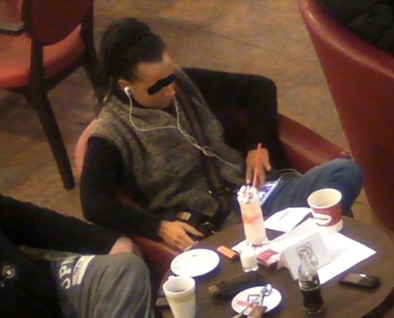 Tanara a stat tot timpul cu castile de la telefon in urechi