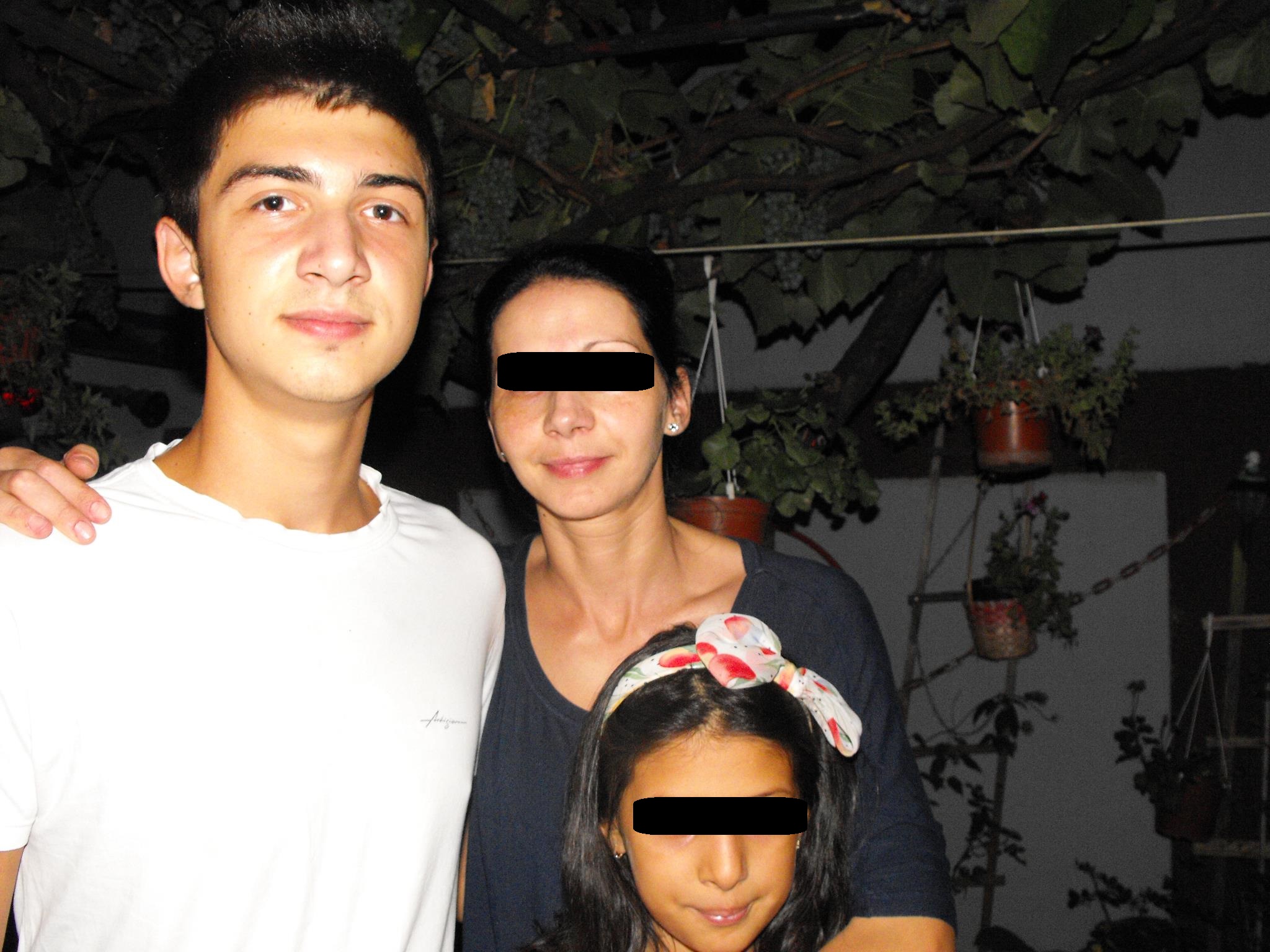 Ungurica alaturi de mama sa si sora