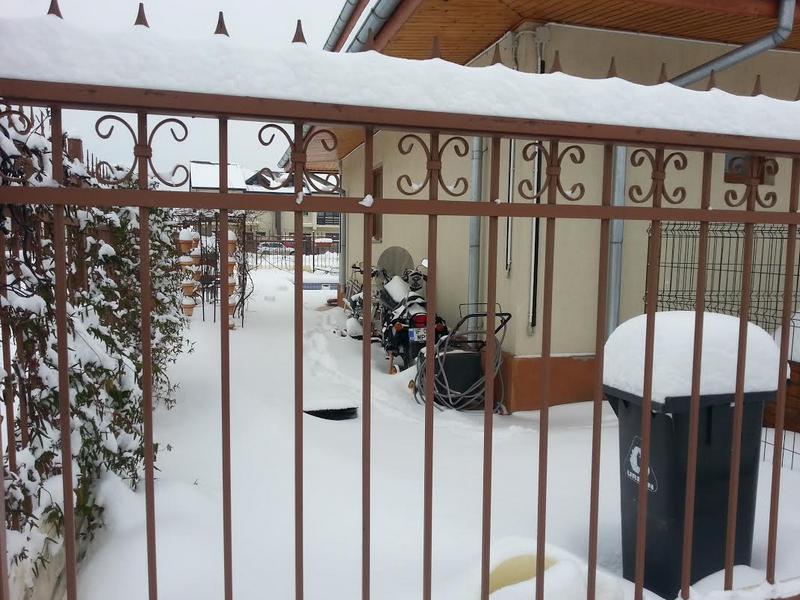 In curtea casei regretatului pilot stau pline de zapada motoarele acestuia