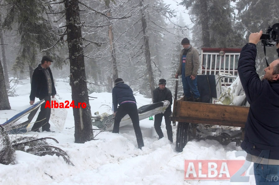 Avionul a fost taiat in bucati pentru a putea fi scos din zona unde s-a prabusit