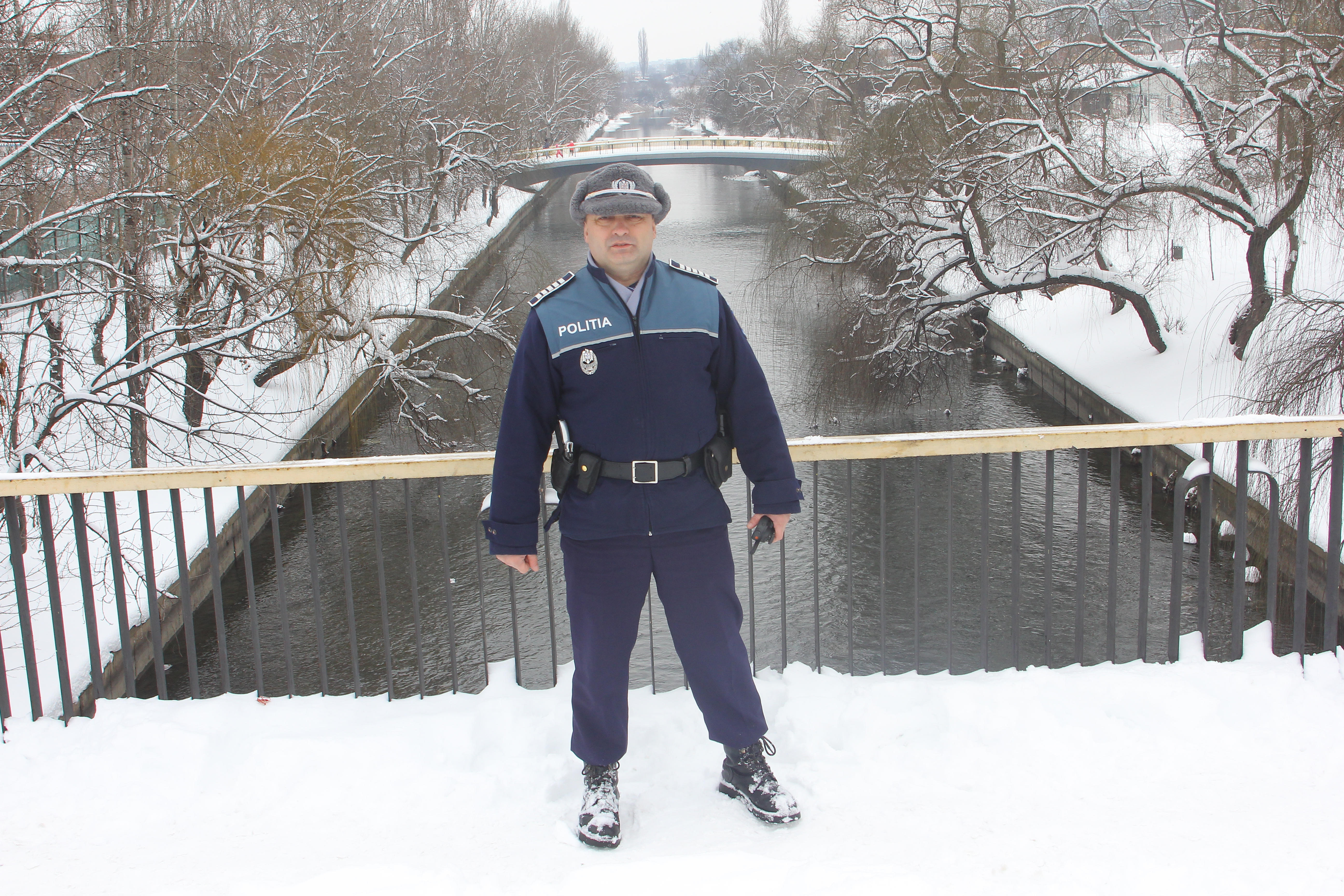 Agentul sef Emil Teleguta a sarit in Lacul Colentina pentru a salva o femeie