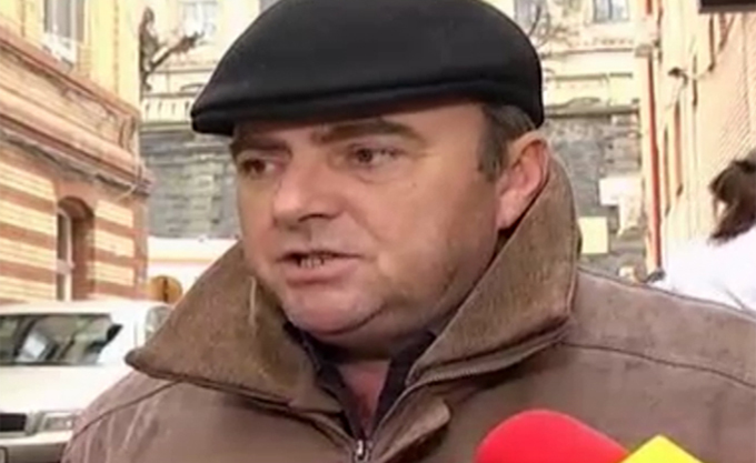 Dan Petrescu, de meserie instructor de zbor - tatal copilotului din