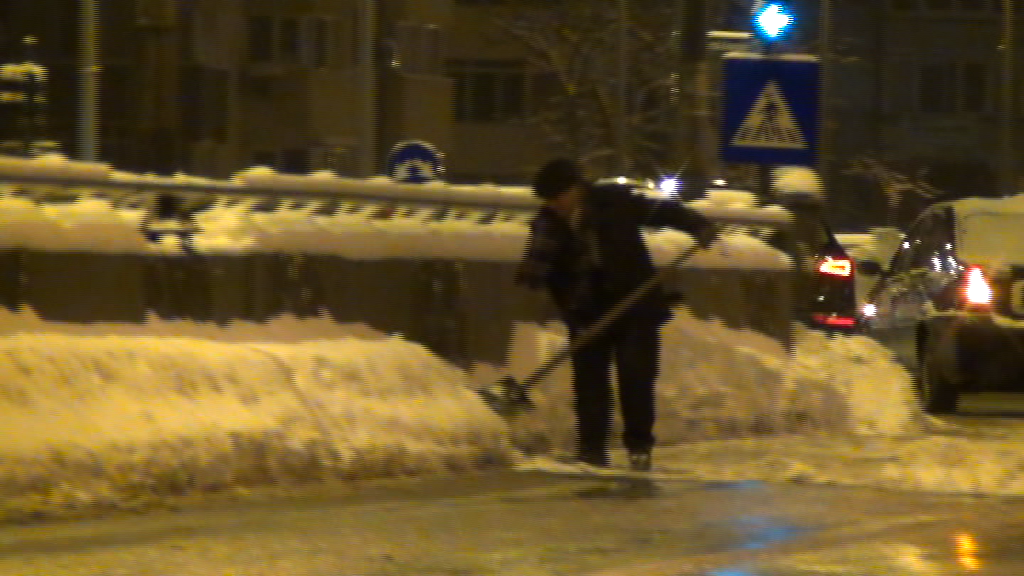 Batranul curata trotuarul din Capitala, desi este dependent de medicamente