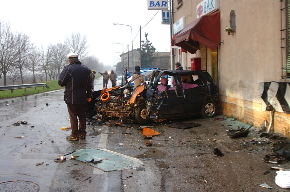 Masina in care se afla tanara de doar 26 de ani s-a facut praf duce ce s-a izbit de o duba condusa de un italian in varsta de peste 60 de nai
