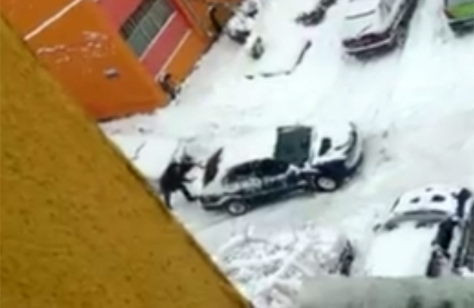 Soferul si-a impins din rasputeri masina, incercand sa o porneasca