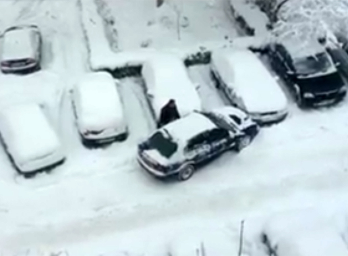 Odata pornita, masina s-a oprit fix in alt autoturism