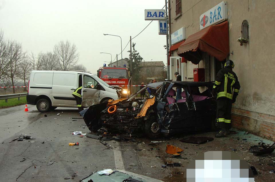 Din masina tinerei a ramas doar un morman de fiare contorsionate