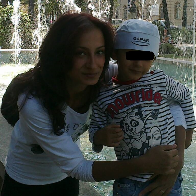 Baiatul isi intreaba familia cand vine mama sa din cer