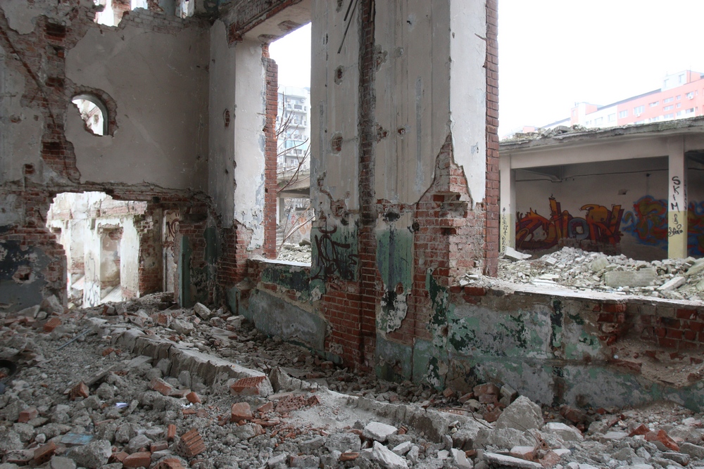 In interior a disparut pana si tencuiala de pe pereti