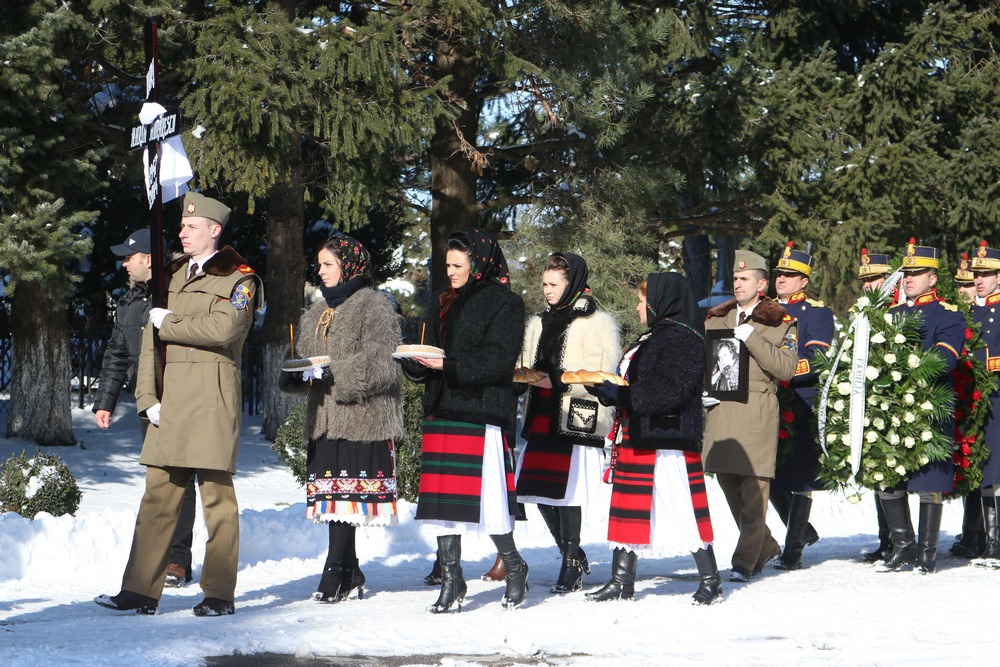 Tinerele imbracate in straie populare au mers in spatele curcii tinand in mana colaci si farfurii cu coliva