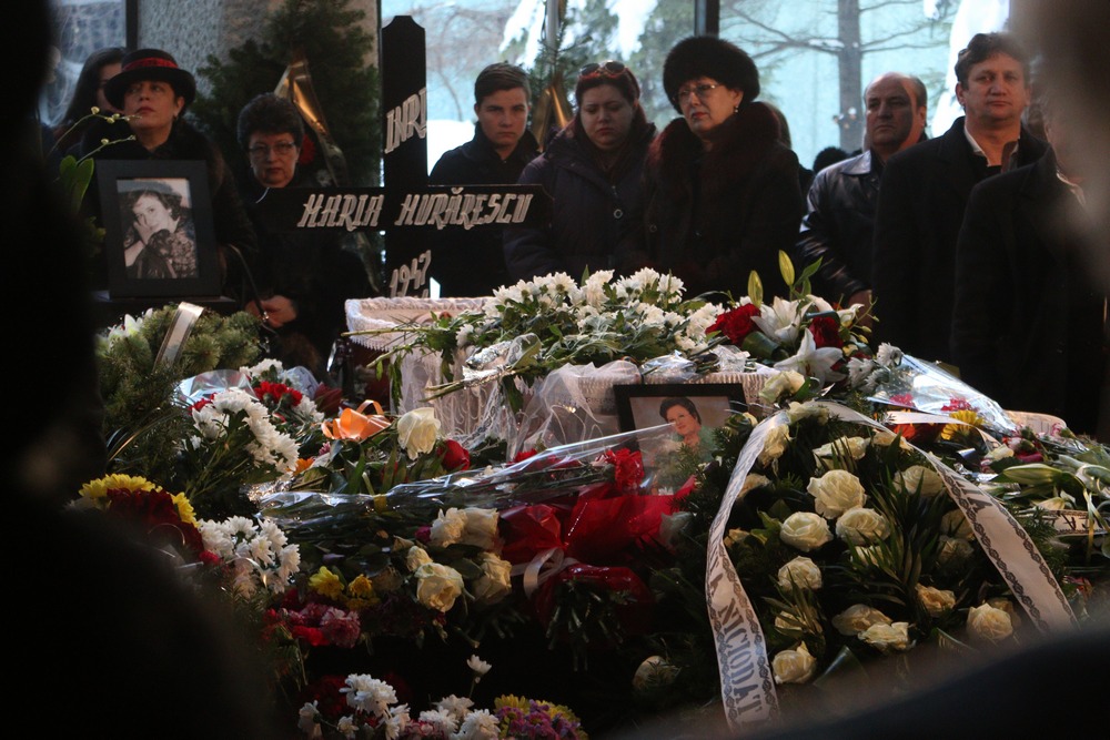 Sicriul cu trupul neinsufletit al realizatoarei tv a fost acoperit cu coroane de flori