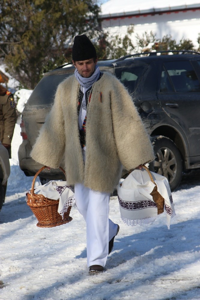 Pomana a fost adusa de barbati costumati in costume populare