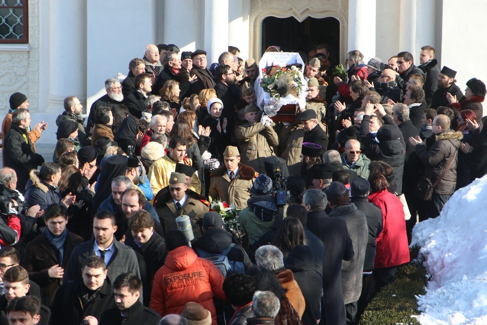 Sicriul cu trupul neinsufletit al realizatoarei tv a fost scos din biserica in aplauzele celor prezenti