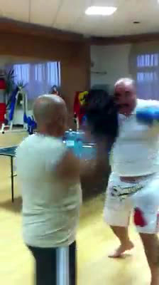 Nutu Camataru loveste cu sete