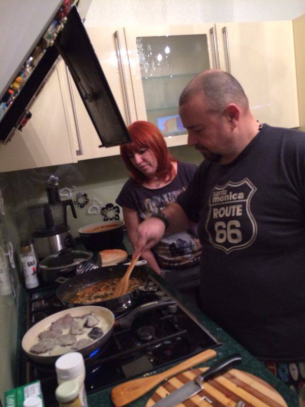 Primarul sectorului 4, Cristian Popescu Piedone isi arata talentul culinar, in timp ce sotia sa Iulia il supervizeaza