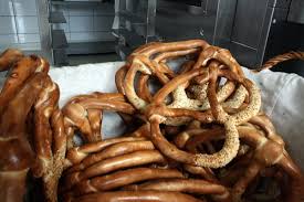 Covrigii calzi consumati zilnic pot cauza probleme serioase de sanatate